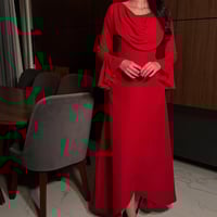 فستان احمر ناعم بأكمام طويلة