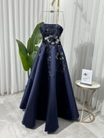 فستان سهرة كحلي بتفاصيل انيقة