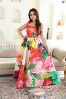 فستان بطبعات ورد بألوان جذابة