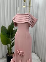 فستان سهرة وردي مزين بورود انيقة