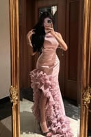 فستان انيق بفتحة مزينة بقماش بليسيه