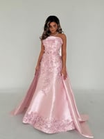 فستان وردي انيق عاري الكتف مميز بذيل