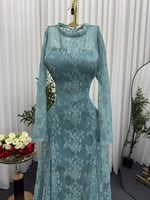 فستان ناعم من الدانتيل بياقة عالية