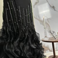 فستان مميز بكتف واحد