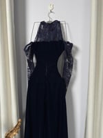 فستان سهرة انيق بلمسات من الدانتيل