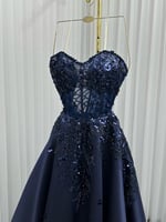 فستان سهرة كحلي بتطريز ناعم