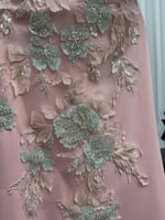 فستان سهرة انيق متناقض اللون