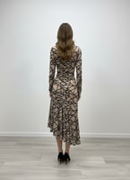 فستان بيج ناعم بقصة مايلة