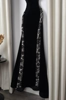 فستان سهرة اسود من الجوخ بلمسات دانتيل