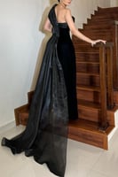 فستان اسود ناعم بكتف واحد