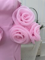 فستان وردي مزين بورود