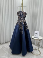 فستان سهرة كحلي مميز بورود شك