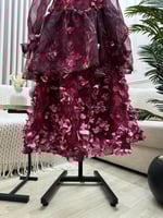 فستان انيق عاري الكتف مزين بورود