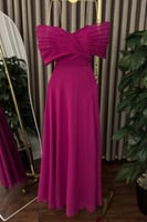 فستان عاري الكتف بتصميم جذاب