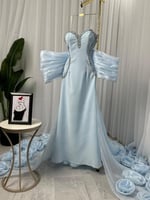 فستان سماوي مزين بورود