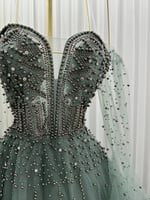 فستان سهرة فاخر بتطريز مميز