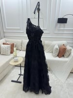 فستان اسود انيق بكتف واحد