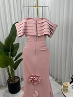 فستان سهرة وردي مزين بورود انيقة