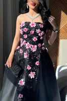 فستان سهرة اسود مزين بورود فوشية