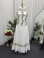 فستان ابيض بتطريز ورود