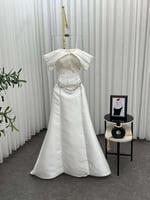 فستان سهرة ابيض عاري الكتف