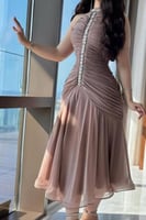 فستان انيق بياقة عالية مزين بكريستالات