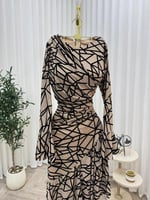 فستان بيج ناعم بقصة مايلة