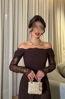 فستان سهرة بني بلمسات من الدانتيل