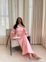 فستان وردي بكتف واحد مزين بلؤلؤ