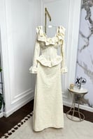 لصاحبات الذوق الرفيع فستان بيج بأكمام كشكش