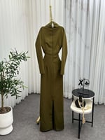 فستان سهرة بتصميم ناعم مزين بكريستالات