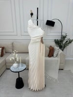 فستان بليسيه بكتف واحد مميز بتطريز انيق