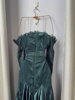 فستان اخضر انيق بلمسات دانتيل