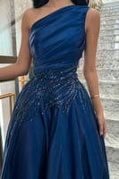 فستان سهرة كحلي بتطريز مميز