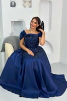 فستان كحلي بقصة مميزة