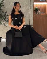 فستان اسود ناعم بلمسات تطريز