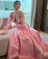 فستان سهرة وردي مزين بتطريز انيق