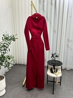 فستان سهرة بتصميم ناعم مزين بكريستالات