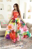 فستان بطبعات ورد بألوان جذابة