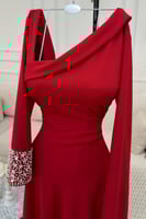 فستان احمر بتطريز بالأكمام