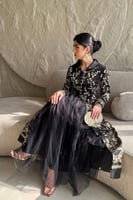 جلابية انيقة بتطريز باللون الذهبي