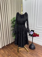 فستان اسود ميدي من الدانتيل