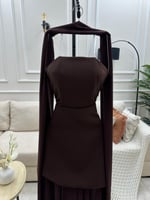 فستان بني ناعم بتصميم انيق