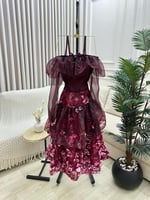 فستان انيق عاري الكتف مزين بورود