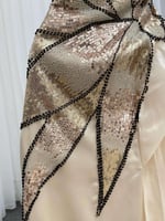 فستان سهرة بيج بتفاصيل مميزة