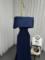 فستان سهرة كحلي بتصميم ناعم