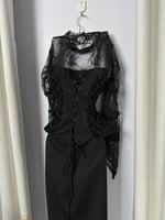 فستان سهرة اسود بلمسات دانتيل