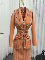 فستان سهرة بتصميم ناعم مزين بكريستالات