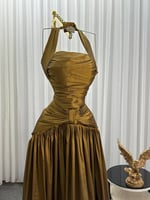 فستان سهرة ناعم بقصة هالتر