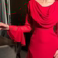 فستان احمر ناعم بأكمام طويلة